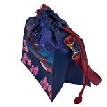 LOUNGEFLY DISNEY MULAN CASTLE CINCH SACK CROSS BODY TORBA