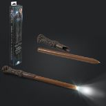 NOBLE COLLECTION - HARRY POTTER - WANDS - HARRY ILLUMINATING WAND PEN PISALO