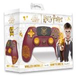 OFFICIAL HARRY POTTER - BREZŽIČNI PS4 KONTROLER - GRYFFINDOR - RDEČE BARVE