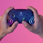 PDP NINTENDO SWITCH BREZŽIČNI KONTROLER AFTERGLOW WAVE - VIJOLIČNE BARVE