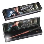 NOBLE COLLECTION - HARRY POTTER - WANDS - HARRY POTTER SVETLEČA ČAROBNA PALICA