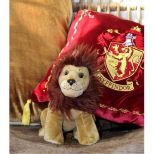 NOBLE COLLECTION - HARRY POTTER - PLUSHES - GRYFFINDOR HOUSE MASKOTA IN BLAZINA