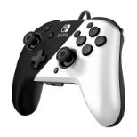 PDP NINTENDO SWITCH ŽIČNI KONTROLER FACEOFF DELUXE - BLACK & WHITE