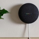 Google Nest Mini druge generacije – barva oglja