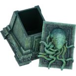 NEMESIS NOW CRYPT OF CTHULHU (JR) škatla 13CM