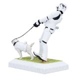 NEMESIS NOW STORMTROOPER MANS BEST FRIEND figura 15.5CM