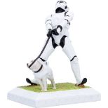 NEMESIS NOW STORMTROOPER MANS BEST FRIEND figura 15.5CM