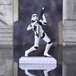 NEMESIS NOW Stormtrooper rock on! figurica