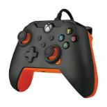PDP XBOX ŽIČNI KONTROLER ATOMIC ČRNO ORANŽNE BARVE