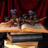 NEMESIS NOW PURRFECT BROOMSTICK 27,5CM figura