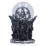 NEMESIS NOW CULT CUTIES CIRCLE OF MISCHIEF snežna krogla 18CM