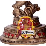 NEMESIS NOW Harry Potter Gryffindor držalo za knjige