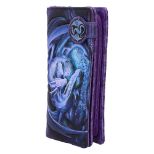 NEMESIS NOW WELCOME HATCHLING EMBOSSED denarnica 18.5CM