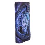 NEMESIS NOW WELCOME HATCHLING EMBOSSED denarnica 18.5CM