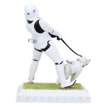 NEMESIS NOW STORMTROOPER MANS BEST FRIEND figura 15.5CM