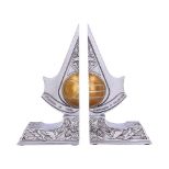 NEMESIS NOW ASSASSIN’S CREED APPLE OF EDEN STOJALI ZA KNJIGE 18,5 CM