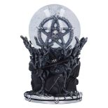 NEMESIS NOW CULT CUTIES CIRCLE OF MISCHIEF snežna krogla 18CM